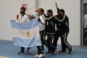 Selección de Argentina portando su bandera