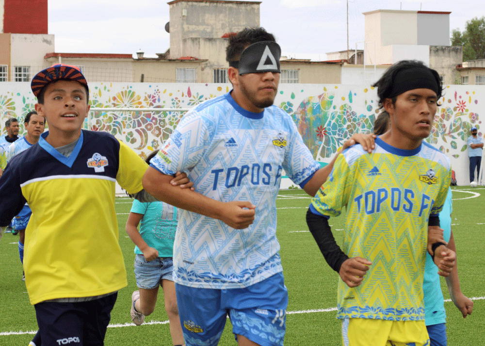 Imagen de jugadores de topos fc trotando