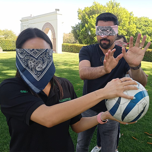 Imagen de participantes de topos fc en un campo de futbol adaptado