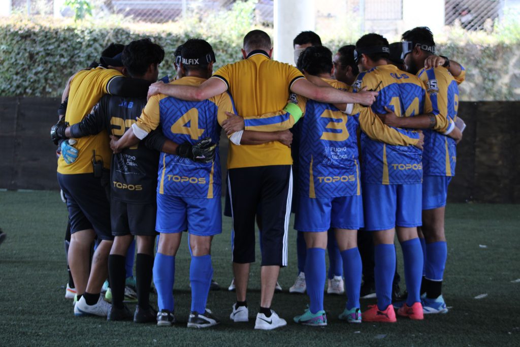 Equipo abrazados al centro de la cancha