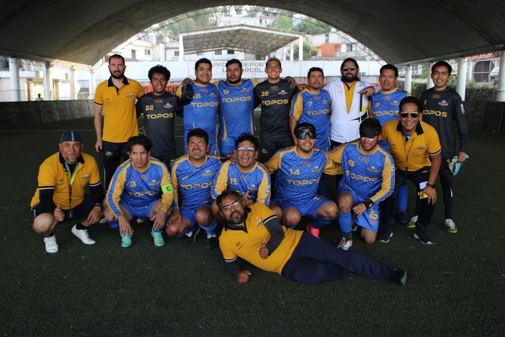 Foto del equipo completo posando.